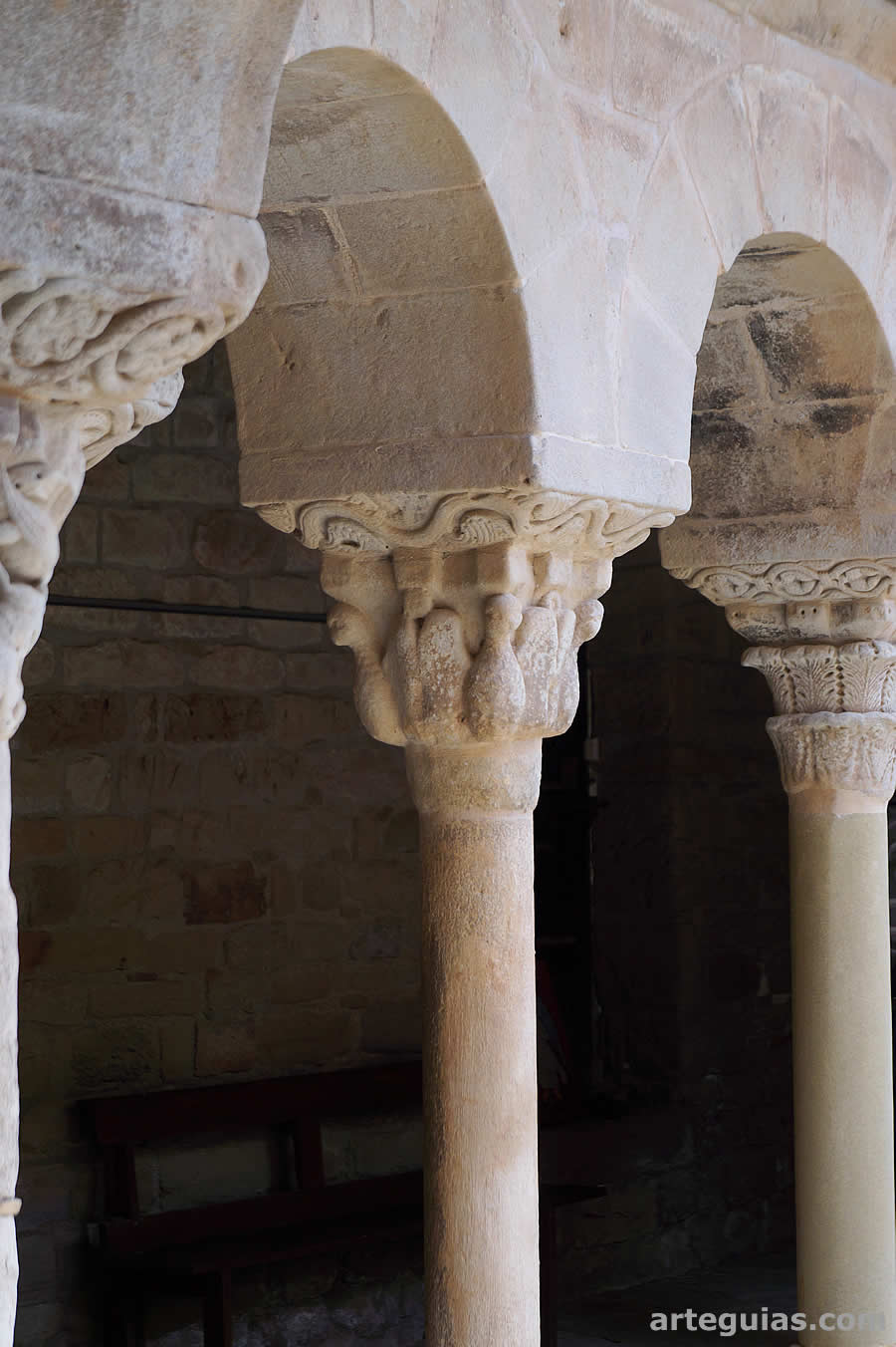 El claustro del Monasterio de Santa Mar&iacute;a de Llu&ccedil;&agrave; tiene arcos sobre columnas exentas
