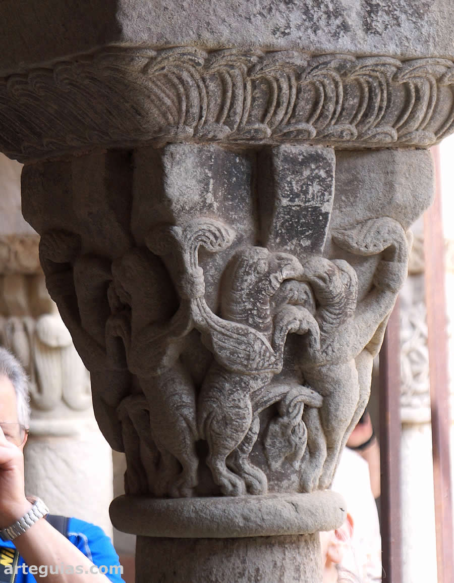 Capitel del claustro de llu&ccedil;&agrave;