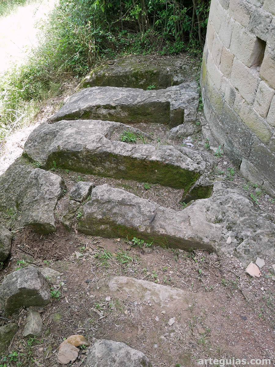 Tumbas antropomorfas delante de la cabecera de la iglesia