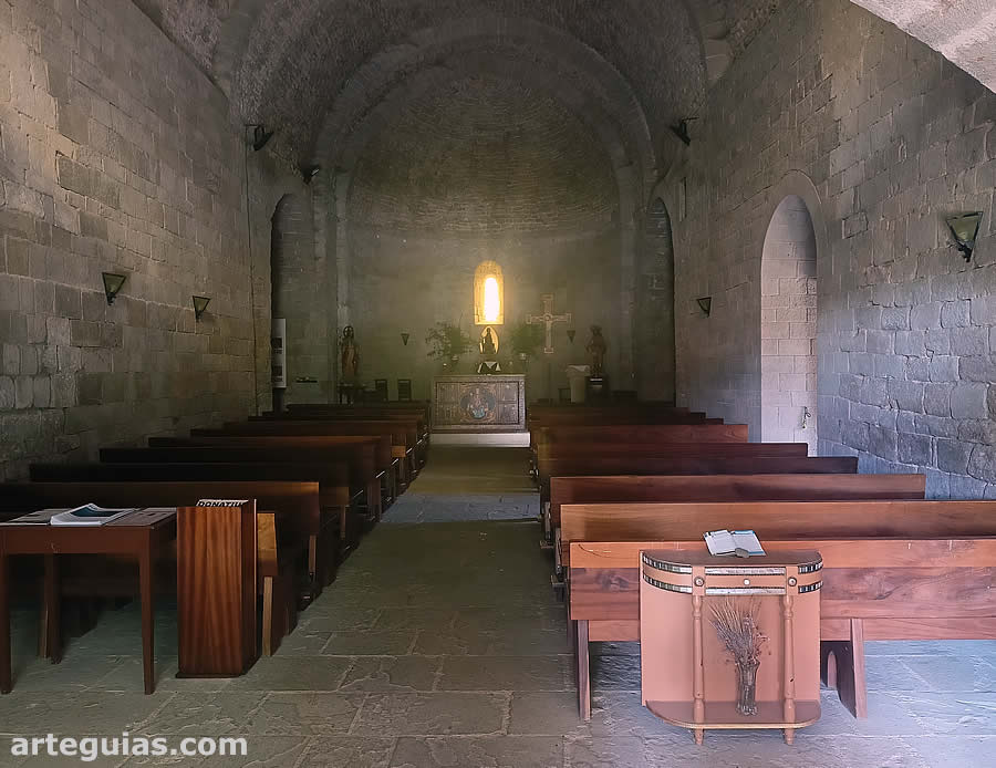 Interior de la iglesia del Monasterio de Santa Mar&iacute;a de Llu&ccedil;&agrave;, Barcelona