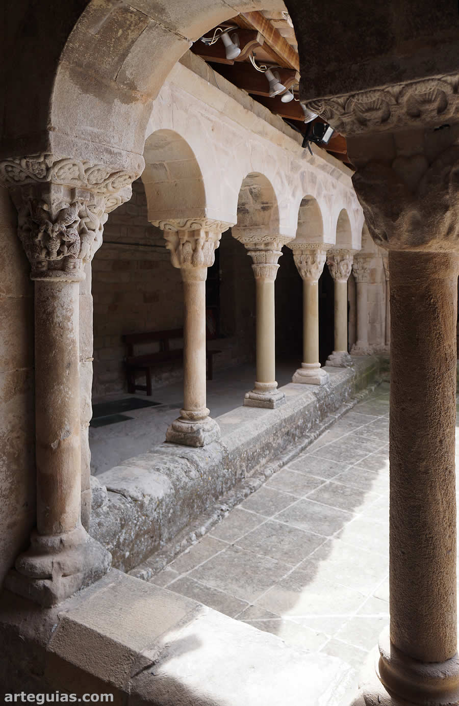 Monasterio de Santa Mar&iacute;a de Llu&ccedil;&agrave;: claustro rom&aacute;nico