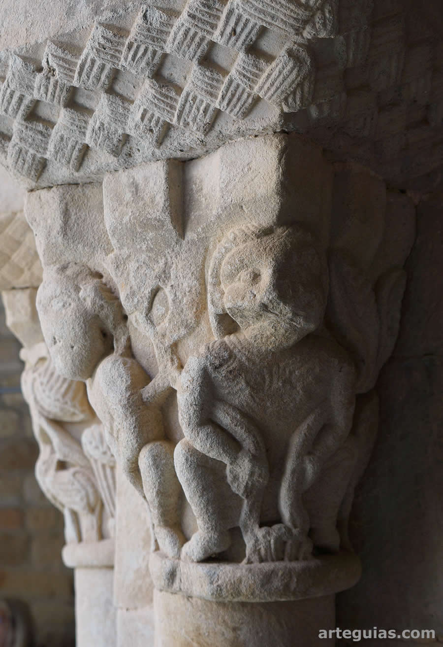 Capitel del claustro. Monasterio de Santa Mar&iacute;a de Llu&ccedil;&agrave;