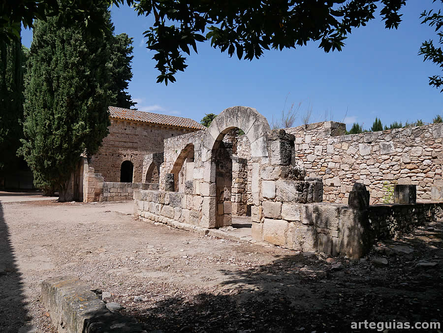 Zona primitiva del monasterio y al fondo la Capilla de la Trinidad
