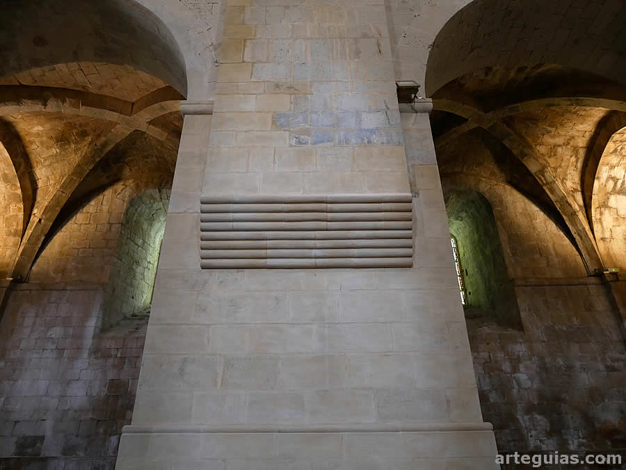 Pilar con m&eacute;nsula de finos rollos