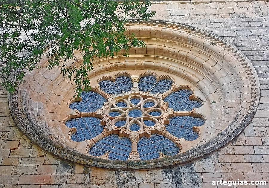 Magn&iacute;fico roset&oacute;n en el &aacute;bside principal de la iglesia del monasterio de Saintes Creus