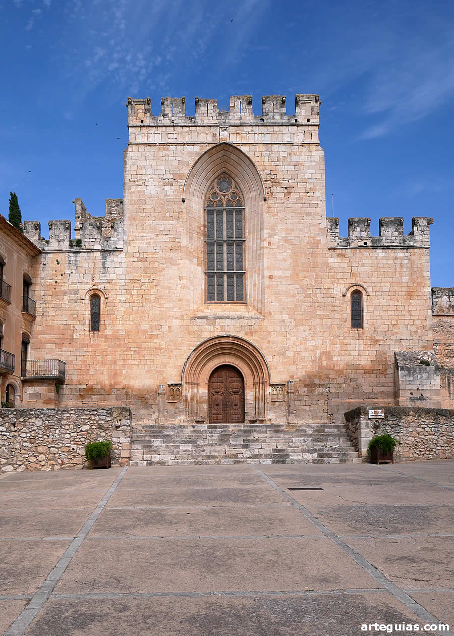 Fachada principal (oeste) de la iglesia de Saintes Creus