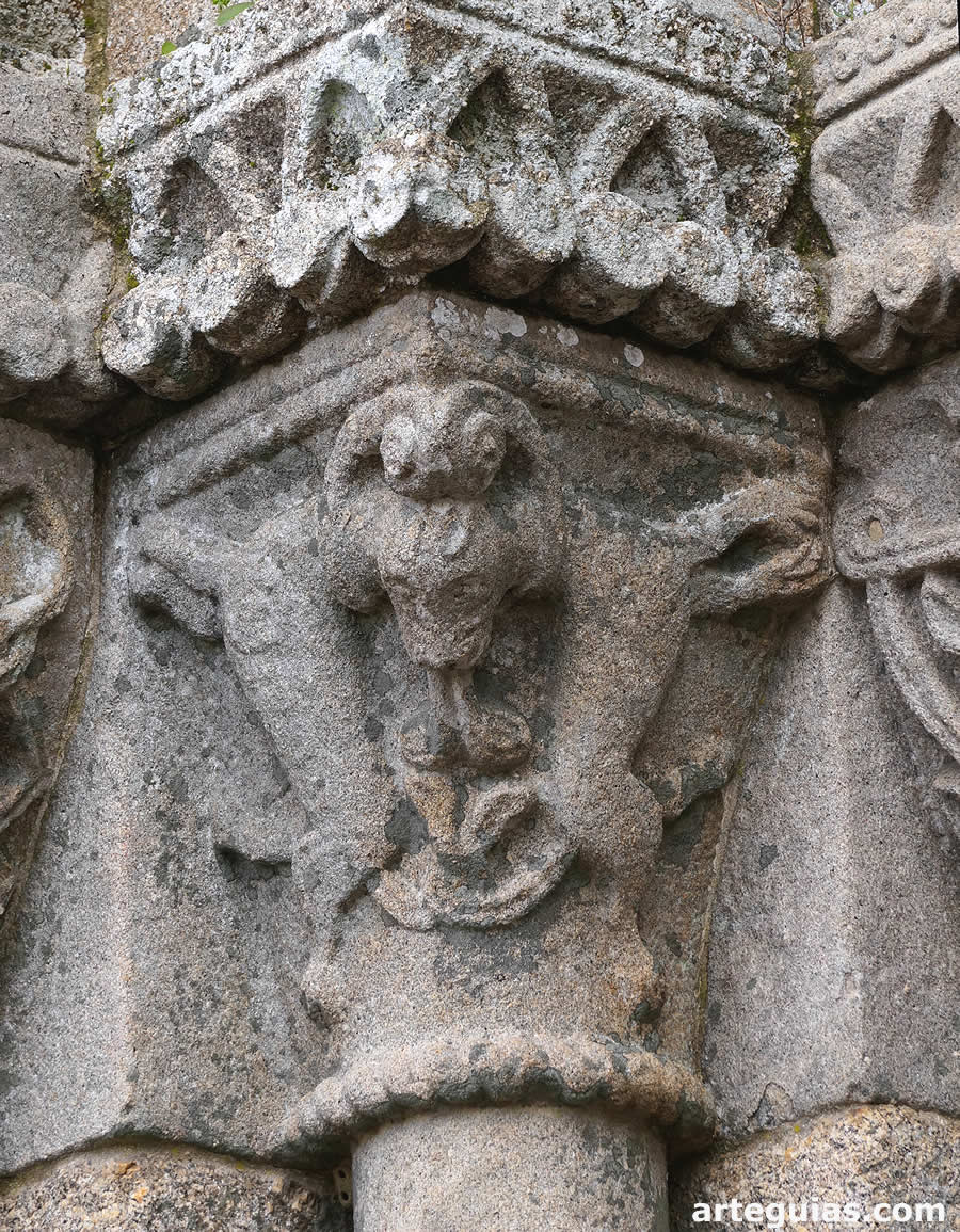 Capitel de leones de la puerta occidental