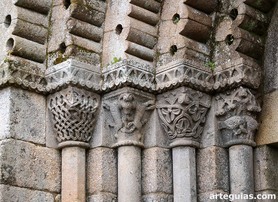Capiteles de la puerta occidental