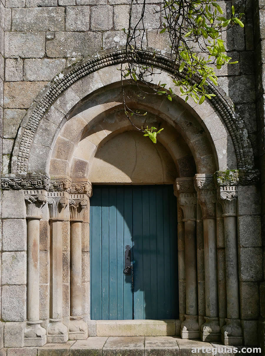 Monasterio de S&atilde;o Pedro de Ferreira: puerta sur