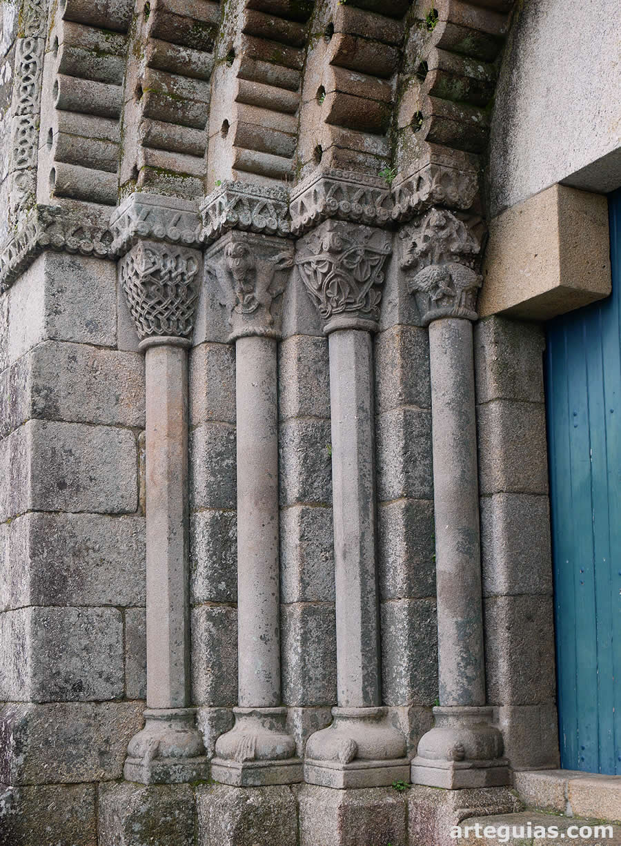 Conjunto de columnas de la puerta oeste