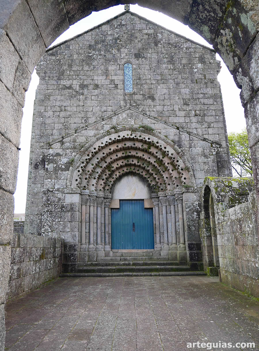 N&aacute;rtex y fachada de la iglesia de Ferreira