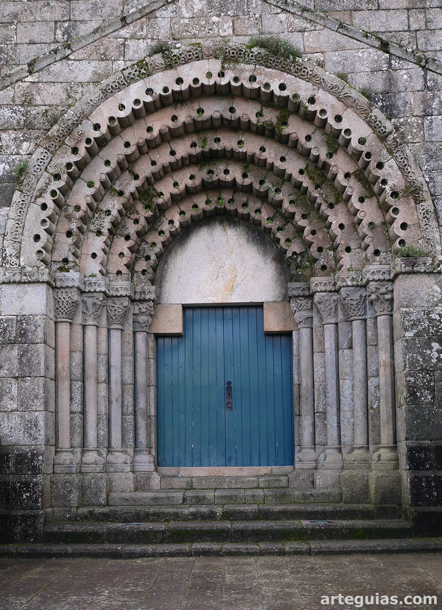 Puerta oeste de la iglesia del Monasterio de S&atilde;o Pedro de Ferreira