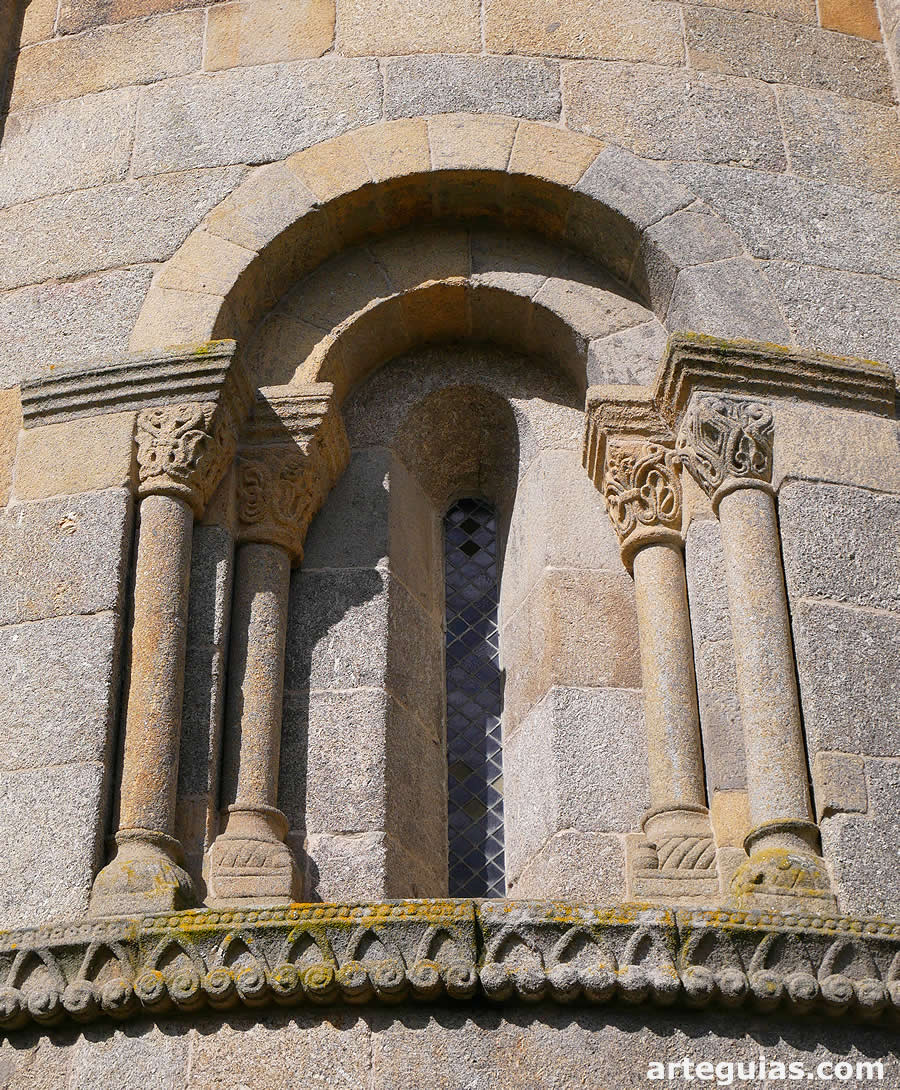 Ventanal central del &aacute;bside
