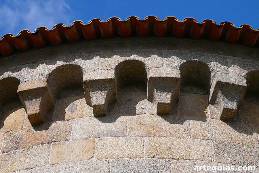 Cornisa del &aacute;bside