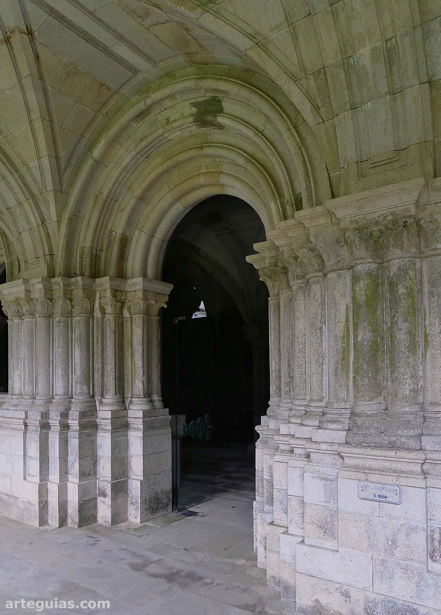 Puerta románica de coomunicación entre el claustro reglar y la sala capitular