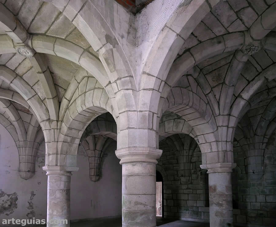 Bóvedas y pilares medievales de la cocina del monasterio