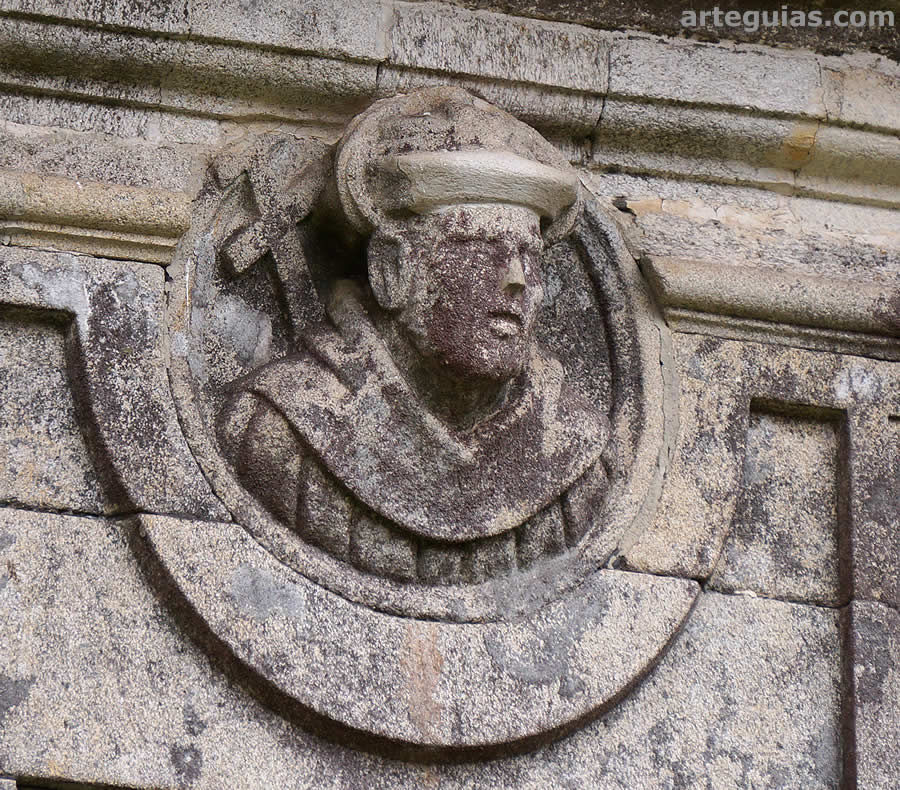 Uno de los personajes representados en el claustro Reglar o de los Medallones