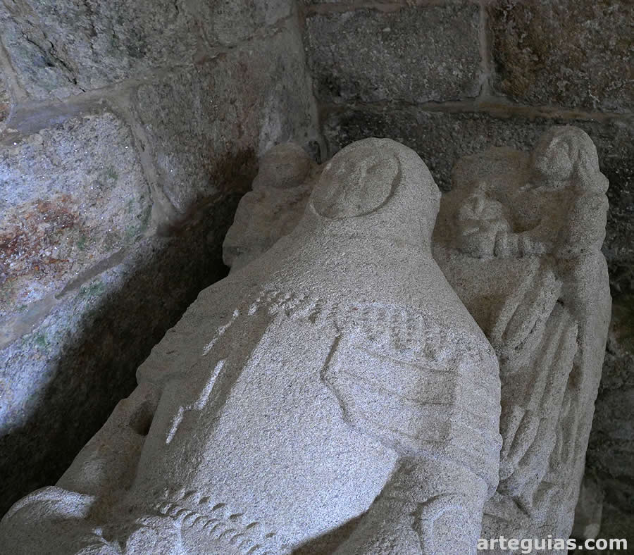 Estatua yacente de un sarcófago del siglo XIV
