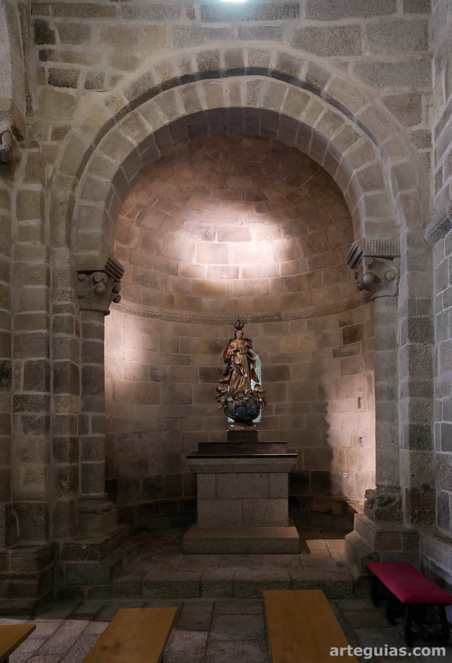 Monasterio de Travanca: &aacute;bside lateral