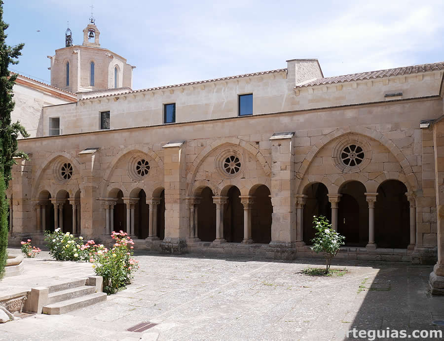 Galer&iacute;a este del claustro