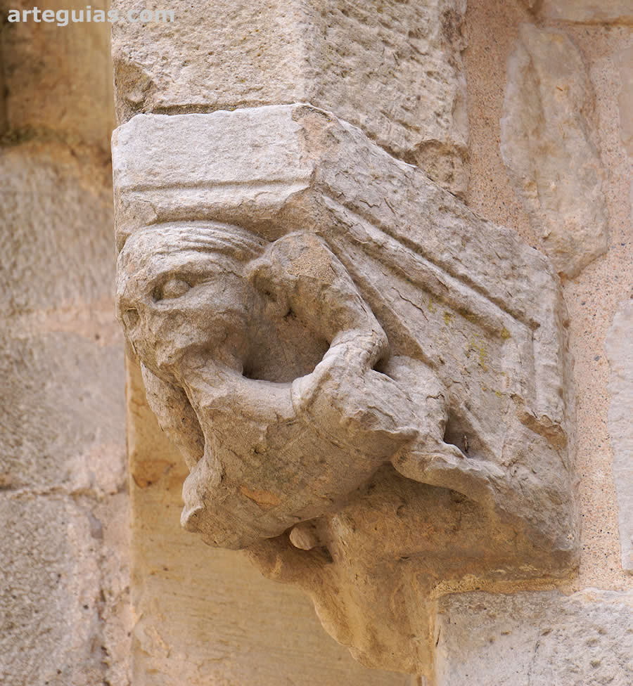 Canecillo de un m&uacute;sico con undolio