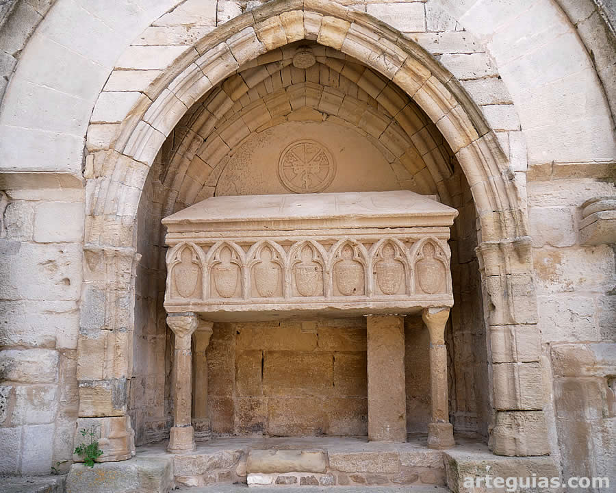 Puerta del muro norte reconvertida en arcosolio funerario