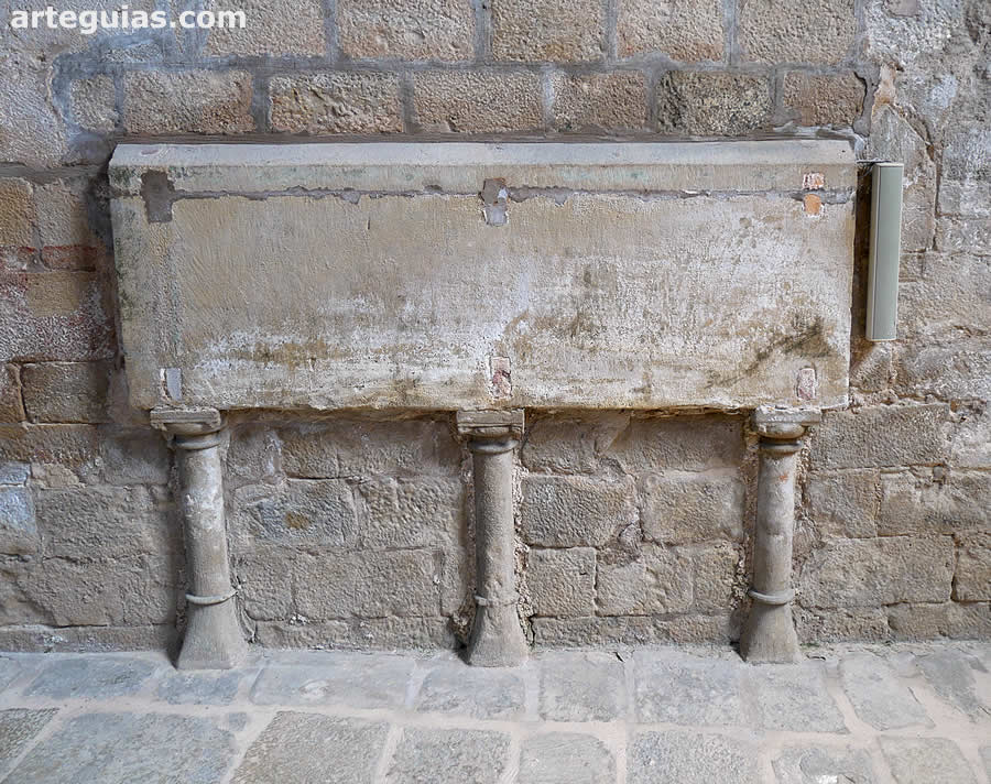 Sarc&oacute;fago en el interior de la iglesia