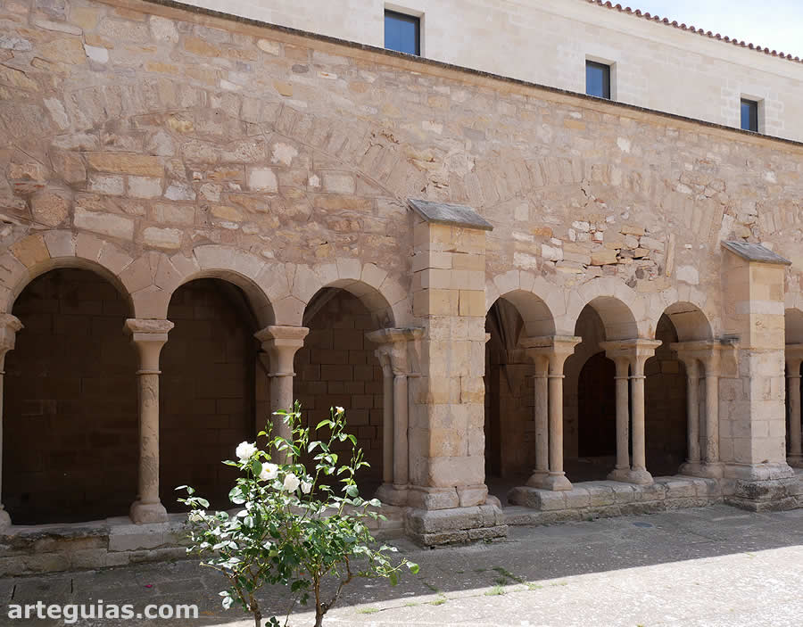 Una de las arquer&iacute;as del claustro