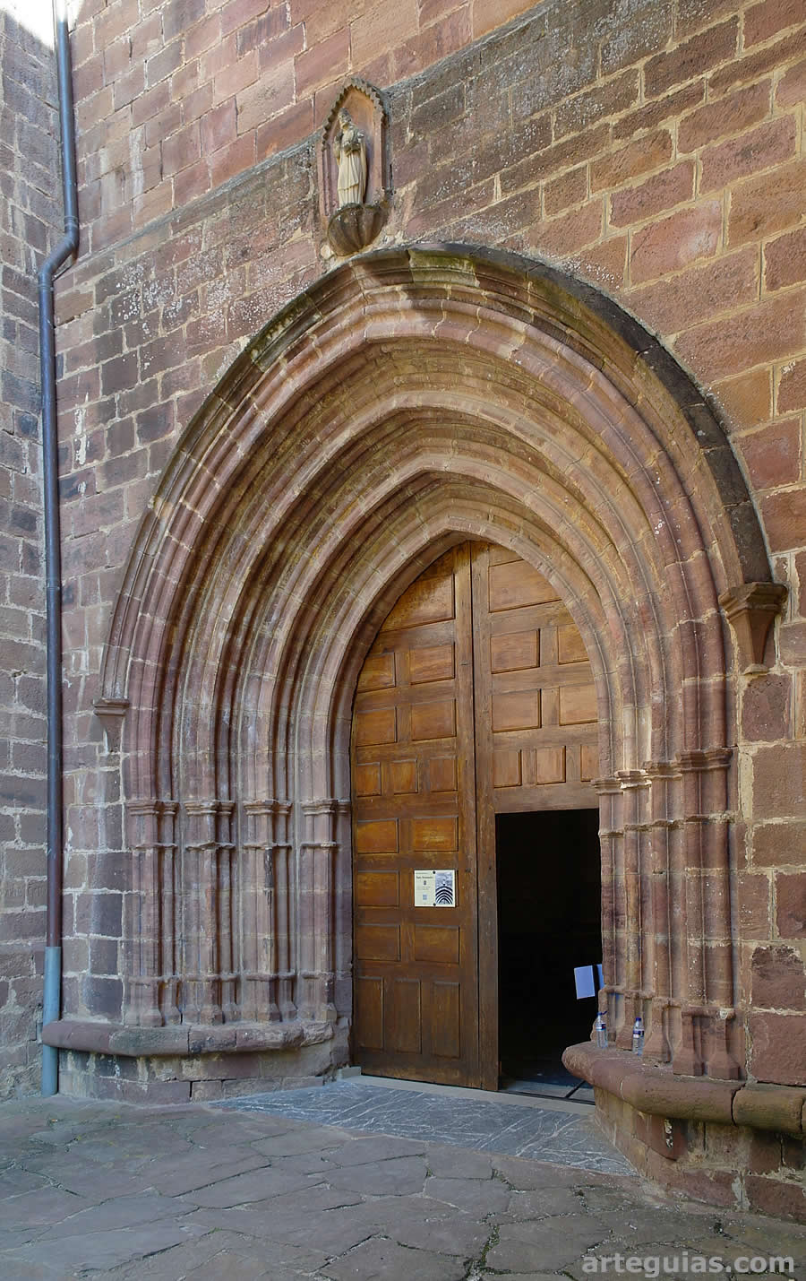 Puerta de ingreso a la iglesia del monasterio