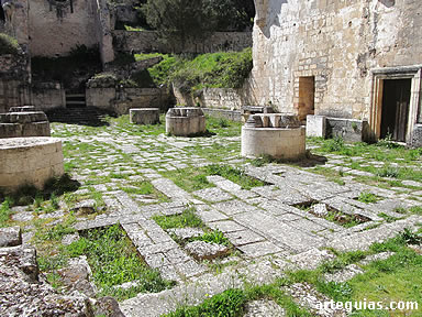Suelo de la iglesia abacial con el arranque de los pilares de sustentaci&oacute;n