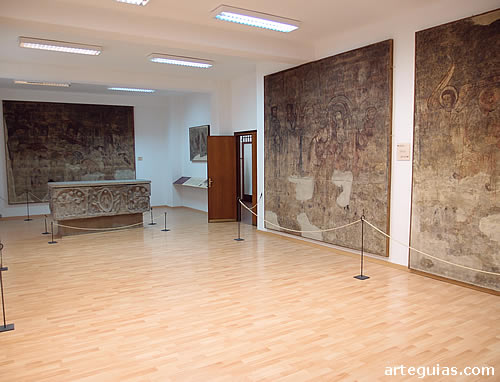 Sala museo donde se expone el sarc&oacute;fado de Do&ntilde;a Sancha y las pinturas de la cripta