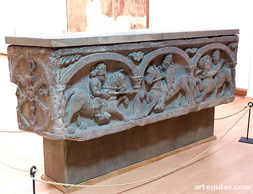 Lado trasero del sarc&oacute;fago de Do&ntilde;a Sancha