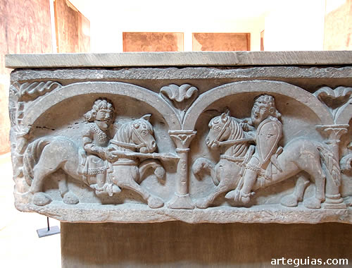 Parte trasera del sarc&oacute;fago de Do&ntilde;a Sancha: combate de caballeros