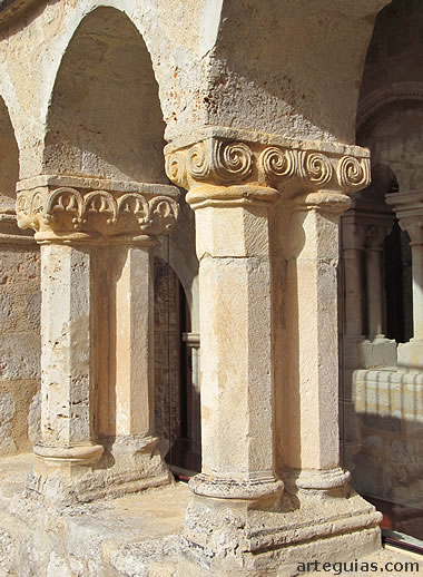 Detalle del claustro medieval