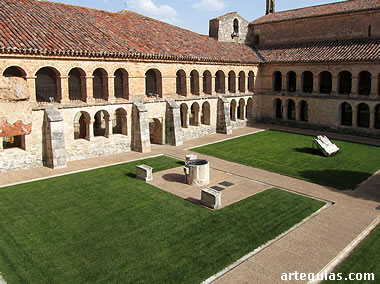 Inmenso patio del claustro del monasterio