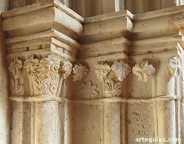 Capiteles de una de las puertas de la panda este del claustro