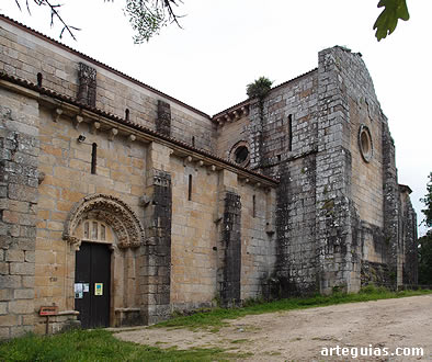 Costado meridional de la iglesia abacial del Monasterio de San Lorenzo de Carboeiro
