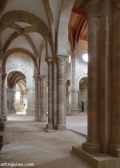 Nave lateral con sus b&oacute;vedas de arista