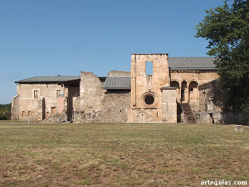 Flacon meridional del conjunto monastico de Santa Mar&iacute;a de Carracedo