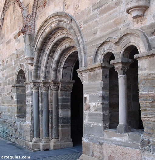 COmunicaci&oacute;n entre la sala capitular y el claustro