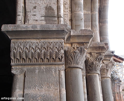 Detalle de la puerta que conduce a la sala capitular
