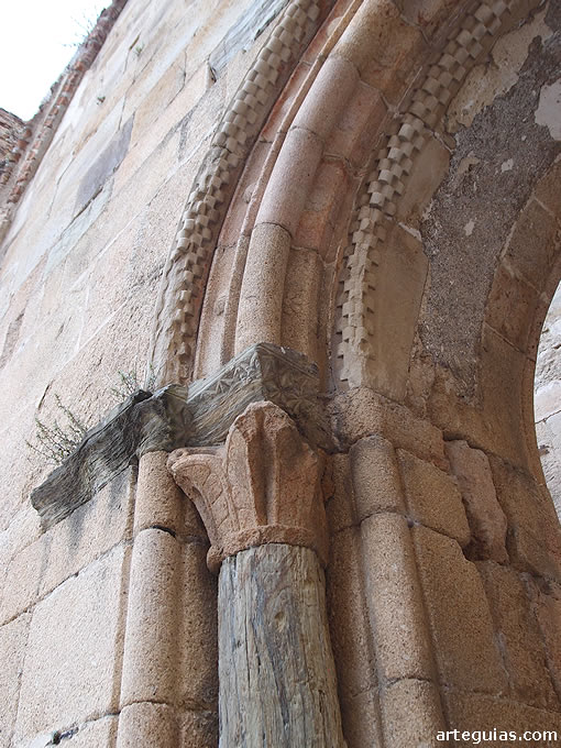 Puerta que comunicaba la nave sur con el claustro