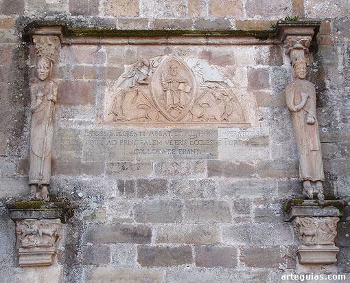 Restos rom&aacute;nicos encastrados en los muros septentrionales de la iglesia