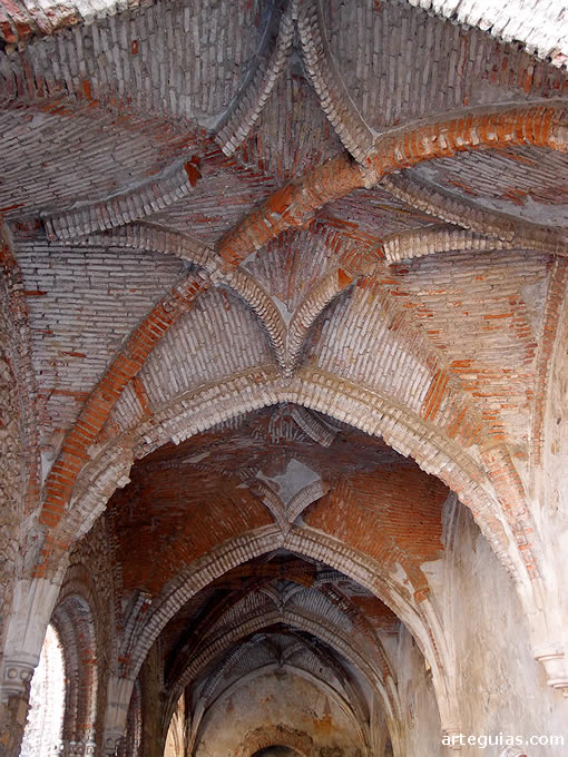 Claustro regular con b&oacute;vedas de ladrillo de crucer&iacute;a. Obra de mediados del siglo XVI