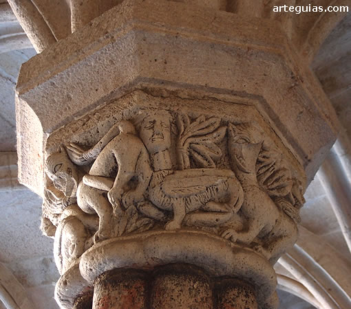 Un a de las columnas de la sala capitular sorpende por su bestiario real y fant&aacute;stico