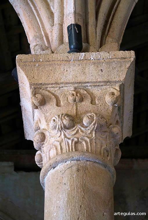 Una de las columnas de la Cocina de la Reina