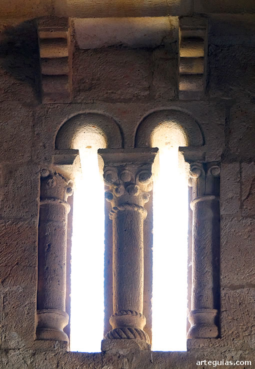 Ventanal ajimezado en la llamada Cocina de la Reina