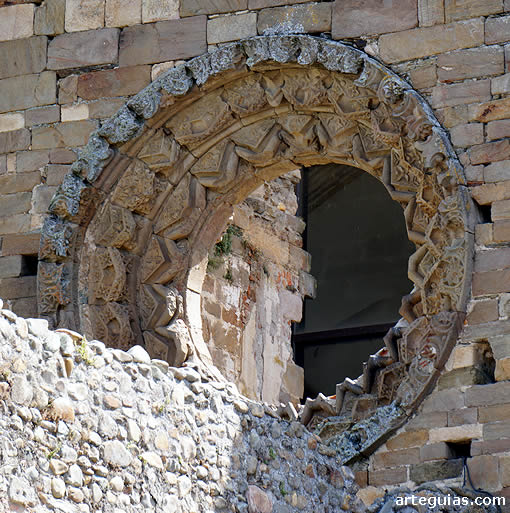 &Oacute;culo tardorrom&aacute;nico de la facahda oeste de la iglesia de Carracedo