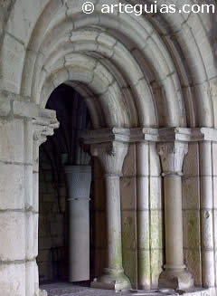 Ventanal de comunicaci&oacute;n entre el claustro y la sala capitular