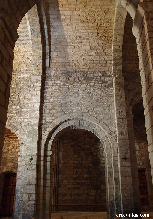 Arco formero de la iglesia del Monasterio de Santa Mar&iacute;a de Obarra